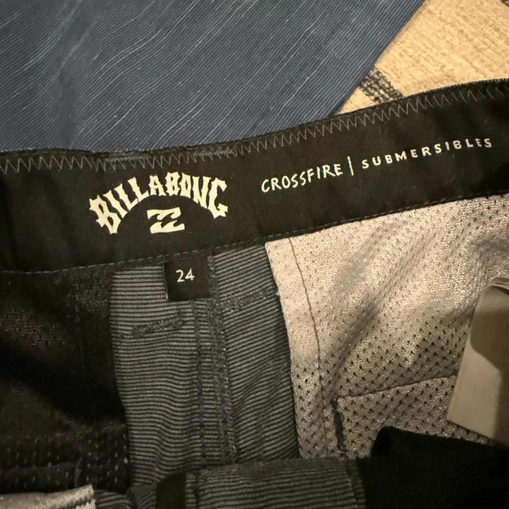 Billabong Men's Flat Front Shorts (4 pairs) Size 24 - Picture 3 of 4